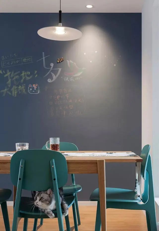 89㎡北欧风小户型三居室：谷仓门和黑板墙点燃活力之美！