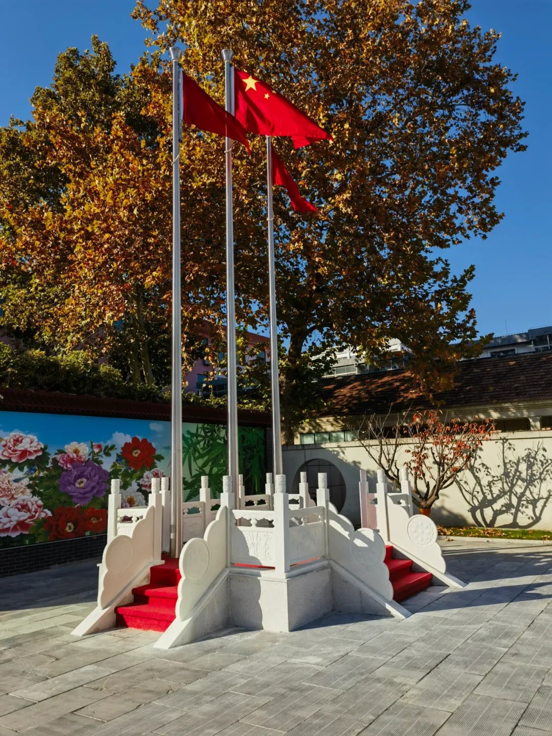 中国农业银行庭院景观、旗杆施工。